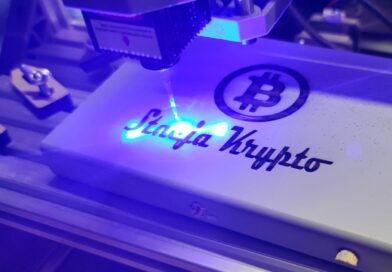 Laser wypala napis stacja krypto