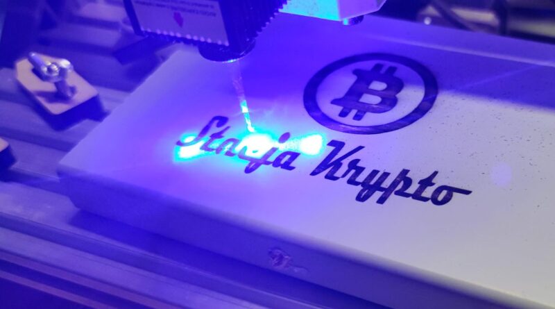 Laser wypala napis stacja krypto
