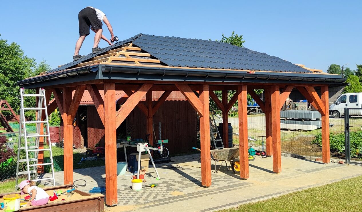 Blachodachówka w trakcie montażu na altanie