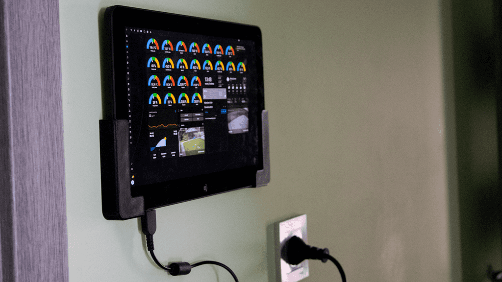 Tablet zawieszony na ścianie z dashboardem home assistanta