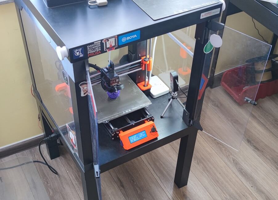 2 stoliki z IKEA i drukarka 3D prusa