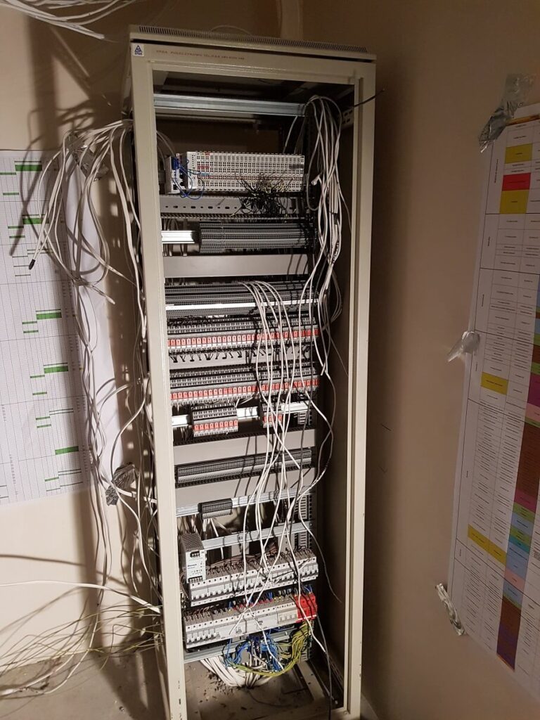 Rodzielnia elektryczna w trakcie budowy