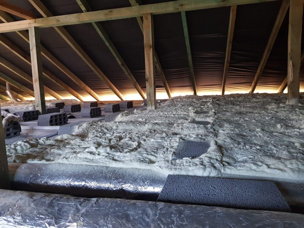 Strop teriva ocieplony pianką PUR